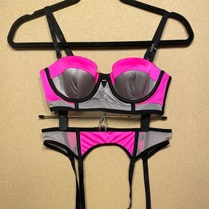 NWOT Victoria's Secret Very Sexy Multi-way Bra & Garter Belt Set